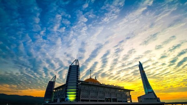 Potret Senja Merona di Masjid Terapung Al-Alam Kendari