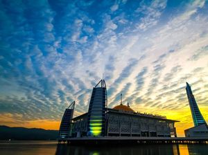 Potret Senja Merona di Masjid Terapung Al-Alam Kendari