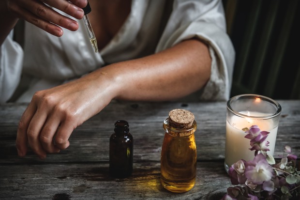 mencium aroma essential oil dapat mengurangi rasa cemas yang berlebihan