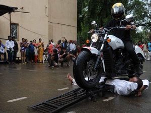 Sakit! Demi Pecahkan Rekor Pria Ini Rela Dilindas Moge 121 Kali