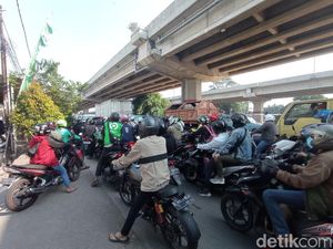 Segala Cara Ditempuh Warga Demi Tembus Penyekatan di Mana-mana Segala Cara Ditempuh Warga Demi Tembus Penyekatan di Mana-mana