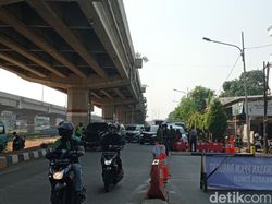 Abang Ojol Rela Cancel Order saat Disekat di Kalimalang