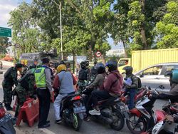 Polisi Buat Jalur Khusus Nakes di Penyekatan Lenteng Agung