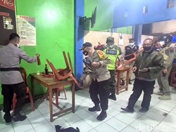 Langgar PPKM Darurat, Lapak Bakso di Sukabumi Dirapikan Petugas