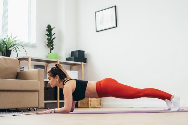 Plank secara rutin untuk menjaga kekebalan tubuh di masa pandemi/foto:freepik.com