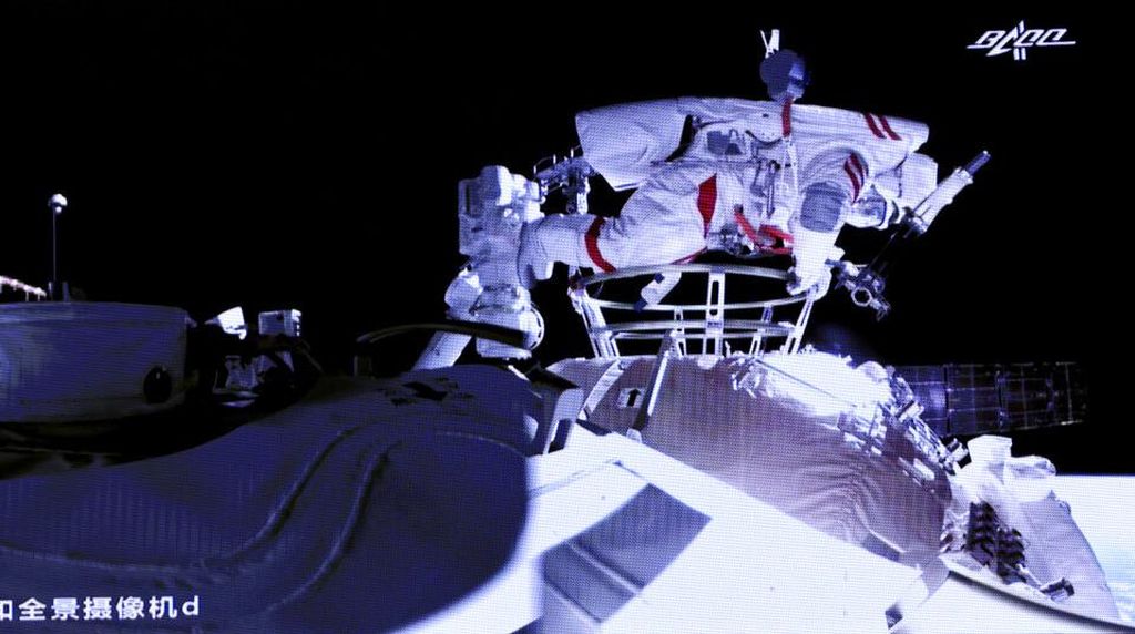 Aksi Dua Astronot China Lakukan Spacewalk di Luar Angkasa
