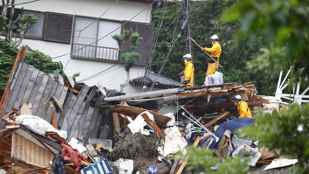 Puluhan rumah tertimbun akibat longsor di barat daya Tokyo, Jepang. Ribuan personel gabungan dikerahkan untuk melakukan pencarian dan evakuasi di area longsor.