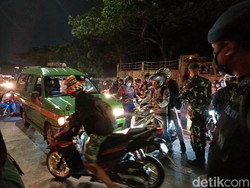 Ngotot Terobos Penyekatan di Daan Mogot, Kunci Motor Warga Dicopot