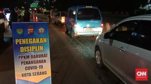 Pos pencegatan PPKM Darurat Kota Serang, Banten. (CNNIndonesia/Yandhi)