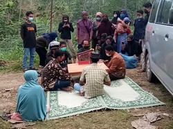 Trenyuh! Ayah Meninggal Suspek Corona, Anak Ijab di Samping Ambulans