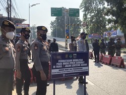 Petugas Beri Jalan Ambulans yang Viral Terjebak Penyekatan di Lenteng Agung