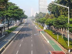 Sepinya Jalan Sudirman di Minggu Pagi Kala PPKM Darurat