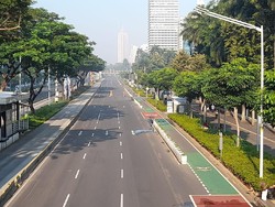 Sepinya Jalan Sudirman di Minggu Pagi Kala PPKM Darurat