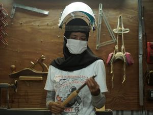 Pandai Kayu Sesa Susanti Lawan Cibiran Seksis Kaum Pria