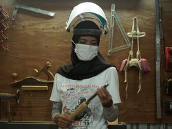 Pandai Kayu Sesa Susanti Lawan Cibiran Seksis Kaum Pria