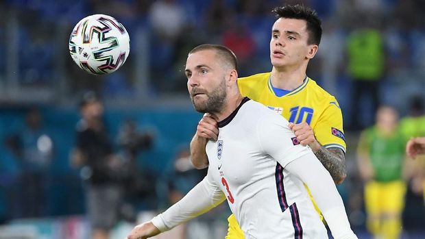 Soccer Football - Euro 2020 - Quarter Final - Ukraine v England - Stadio Olimpico, Rome, Italy - July 3, 2021 England's Luke Shaw in action with Ukraine's Mykola Shaparenko Pool via REUTERS/Ettore Ferrari