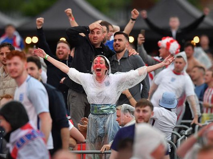 Pendukung Inggris bersorak usai Timnas Inggris berhasil melaju ke semifinal Euro 2020. The Three Lions sukses tumbangkan Ukraina 4-0