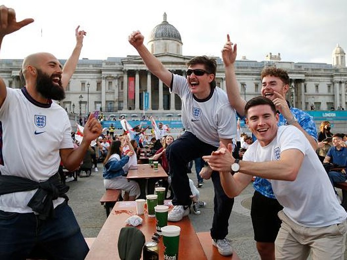 Pendukung Inggris bersorak usai Timnas Inggris berhasil melaju ke semifinal Euro 2020. The Three Lions sukses tumbangkan Ukraina 4-0