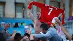 Ekspresi Suporter Saat Inggris Lumat Ukraina