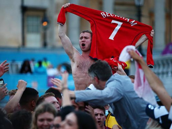 Pendukung Inggris bersorak usai Timnas Inggris berhasil melaju ke semifinal Euro 2020. The Three Lions sukses tumbangkan Ukraina 4-0