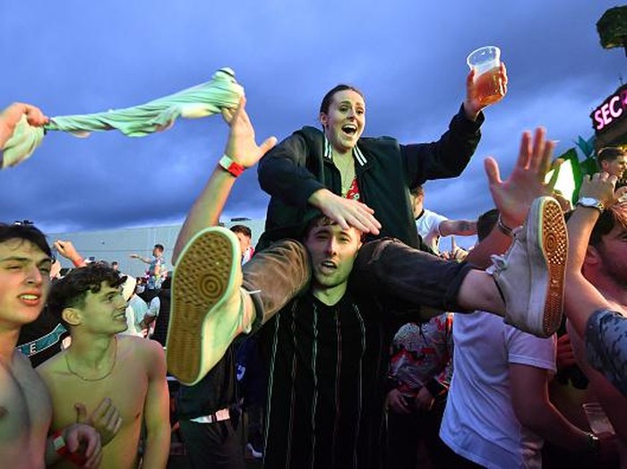 Pendukung Inggris bersorak usai Timnas Inggris berhasil melaju ke semifinal Euro 2020. The Three Lions sukses tumbangkan Ukraina 4-0