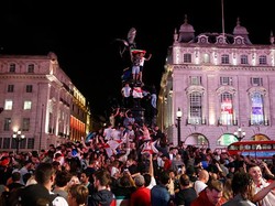 Sorak Sorai Warga Penuhi Jalanan di Inggris Sambut Timnas Maju 16 Besar