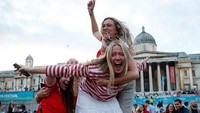 Sejumlah pendukung meluapkan kegembiraan mereka usai Timnas Inggris berhasil melaju ke semifinal Euro 2020, London, Inggris, Sabtu (3/7/2021) waktu setempat. Hollie Adams/Getty Images.  