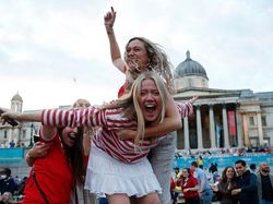 Ekspresi Suporter Saat Inggris Lumat Ukraina