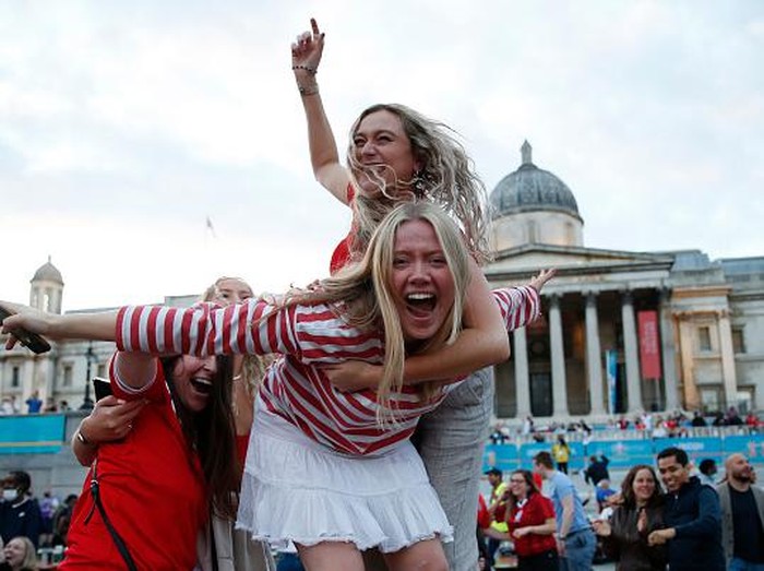 Pendukung Inggris bersorak usai Timnas Inggris berhasil melaju ke semifinal Euro 2020. The Three Lions sukses tumbangkan Ukraina 4-0