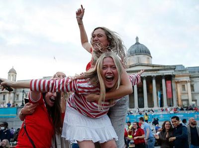 Ekspresi Suporter Saat Inggris Lumat Ukraina