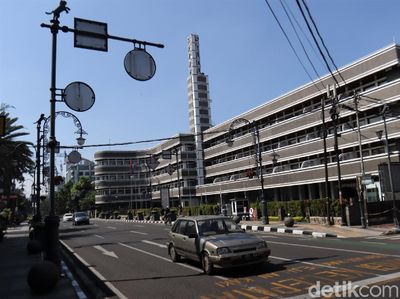 Suasana Jalan Asia Afrika Saat Bandung Terapkan PPKM Darurat