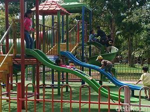 Warga Tetap Datangi Alun-alun Trenggalek Meski Ditutup Selama PPKM Darurat