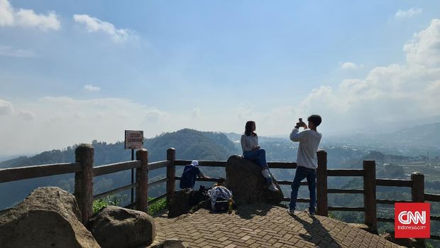 Kawasan wisata Tebing Karaton di Bandung yang berada di sekitar kawasan Sesar Lembang