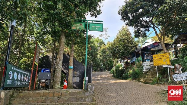 Kawasan wisata Tebing Karaton di Bandung yang berada di sekitar kawasan Sesar Lembang