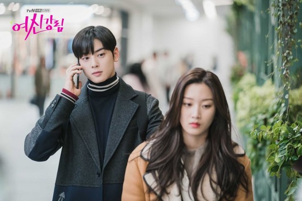 Setiap perilaku yang tampaknya terlalu pribadi atau rahasia harus menjadi alasan untuk memeriksa pasangan kamu lebih lanjut, apakah dia seorang playboy atau bukan.