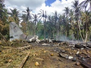 Filipina Selidiki Jatuhnya Pesawat Militer yang Tewaskan 50 Orang Filipina Selidiki Jatuhnya Pesawat Militer yang Tewaskan 50 Orang