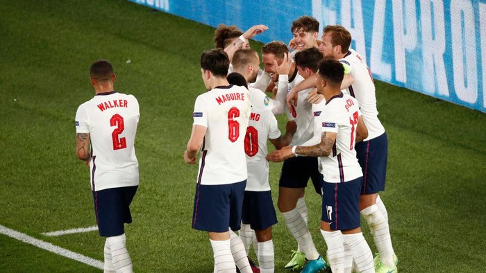 ROME, ITALY - JULY 03: Jordan Henderson of England celebrates with Luke Shaw, John Stones, Harry Kane and team mates after scoring their sides fourth goal during the UEFA Euro 2020 Championship Quarter-final match between Ukraine and England at Olimpico Stadium on July 03, 2021 in Rome, Italy. (Photo by Alessandro Garafallo - Pool/Getty Images)
