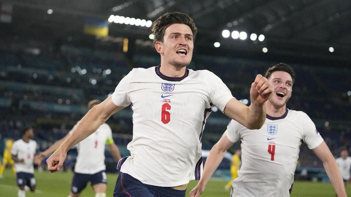 Englands Harry Maguire, center, celebrates after scoring his sides second goal during the Euro 2020 soccer championship quarterfinal match between Ukraine and England at the Olympic stadium in Rome at the Olympic stadium in Rome, Italy, Saturday, July 3, 2021. (AP Photo/Alessandra Tarantino, Pool)