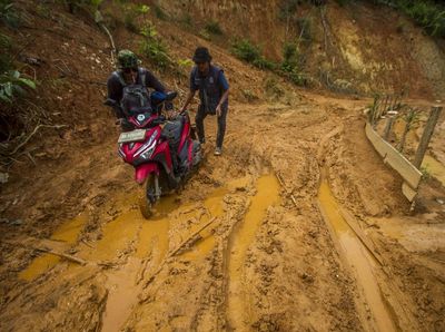 Tolong, Jalan Penghubung Desa di Kalimantan Selatan Rusak