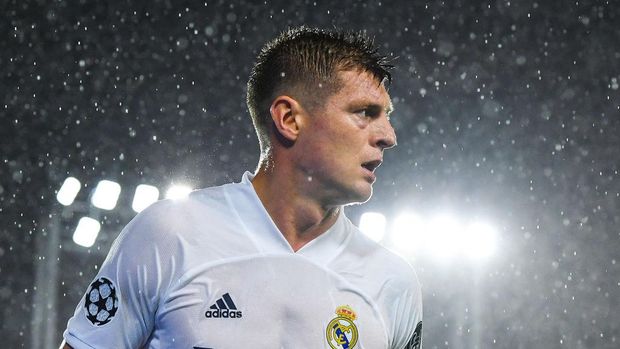 MADRID, SPAIN - APRIL 27: Toni Kroos of Real Madrid CF looks on during the UEFA Champions League Semi Final First Leg match between Real Madrid and Chelsea FC at Estadio Alfredo Di Stefano on April 27, 2021 in Madrid, Spain. Sporting stadiums around Spain remain under strict restrictions due to the Coronavirus Pandemic as Government social distancing laws prohibit fans inside venues resulting in games being played behind closed doors (Photo by David Ramos/Getty Images)