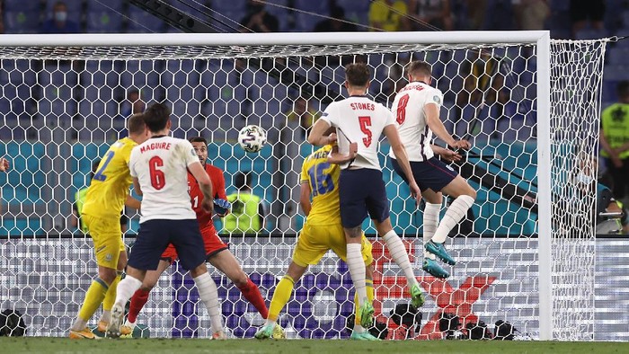 ROME, ITALY - JULY 03: Jordan Henderson of England scores their sides fourth goal past Georgiy Bushchan of Ukraine during the UEFA Euro 2020 Championship Quarter-final match between Ukraine and England at Olimpico Stadium on July 03, 2021 in Rome, Italy. (Photo by Lars Baron/Getty Images)