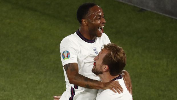 Ukraina vs Inggris England's Harry Kane, right, celebrates with England's Raheem Sterling after scoring his side's third goal during the Euro 2020 soccer championship quarterfinal match between Ukraine and England at the Olympic stadium in Rome, Italy, Saturday, July 3, 2021. (Alessandro Garofalo/Pool Via AP)