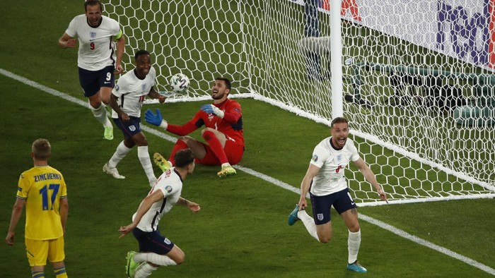 Englands Jordan Henderson, right, celebrates after scoring his sides fourth goal during the Euro 2020 soccer championship quarterfinal match between Ukraine and England at the Olympic stadium in Rome, Italy, Saturday, July 3, 2021. (Alessandro Garofalo/Pool Via AP)