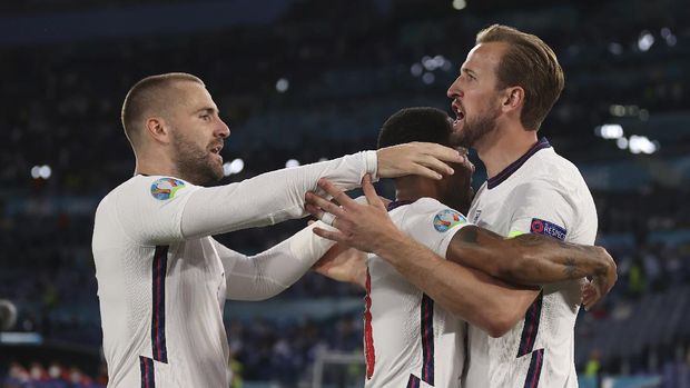 England's Harry Kane, right, celebrates with his teammates after scoring his side's opening goal during the Euro 2020 soccer championship quarterfinal soccer match between Ukraine and England at the Olympic stadium, in Rome, Italy, Saturday, July 3, 2021. (Lars Baron/Pool Photo via AP)