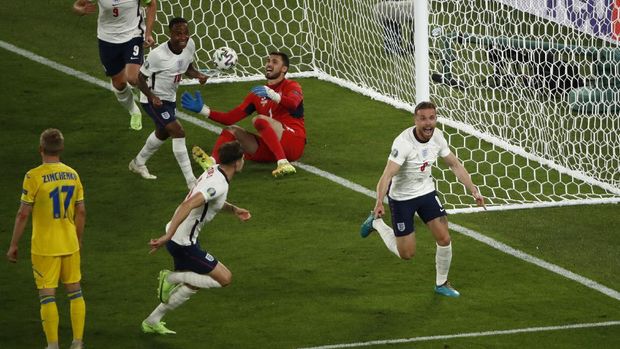 England's Jordan Henderson, right, celebrates after scoring his side's fourth goal during the Euro 2020 soccer championship quarterfinal match between Ukraine and England at the Olympic stadium in Rome, Italy, Saturday, July 3, 2021. (Alessandro Garofalo/Pool Via AP)