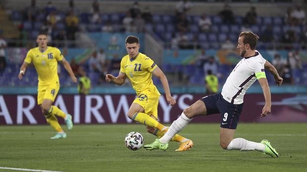 England's Harry Kane, right, scores his side's opening goal during the Euro 2020 soccer championship quarterfinal soccer match between Ukraine and England at the Olympic stadium, in Rome, Italy, Saturday, July 3, 2021. (Lars Baron/Pool Photo via AP)