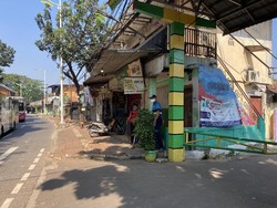 PPKM Darurat: Warga Tutup Jalan Tikus dari Depok ke DKI di Lenteng Agung