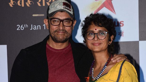(FILES) In this file photo taken on January 21, 2019 Indian Bollywood actor Aamir Khan (L) poses for a picture with his wife director Kiran Rao as they attend the screening of the upcoming Star Plus television Hindi Show 'Rubaru Roshni' in Mumbai. - Aamir Khan and Kiran Rao on July 3, 2021 have announced in a joint statement their divorce after 15 years of marriage. (Photo by STR / AFP)