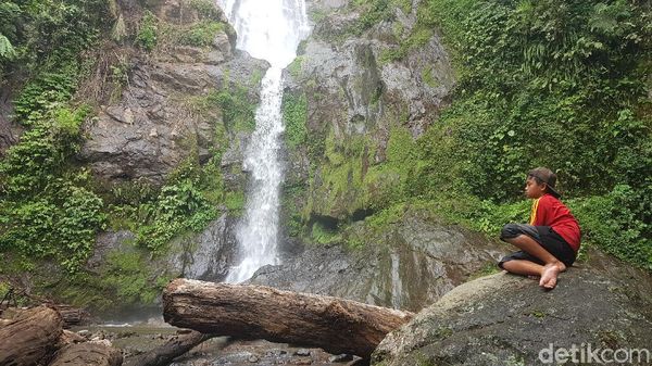 Foto: Air Terjun di Mamasa yang Cantik tapi Tersembunyi