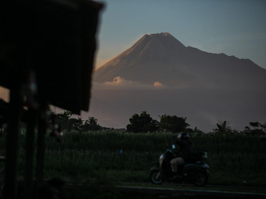 Gunung Merapi Erupsi, 7 Desa di Magelang Sempat Diguyur Hujan Abu